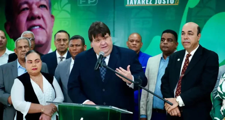 Raúl Martínez, dirigente de la Fuerza del Pueblo, durante rueda de prensa sobre proyecto de ley de obras sin contrato
