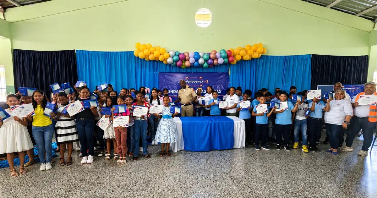 Funbuenas premia estudiantes con tablets en La Vega