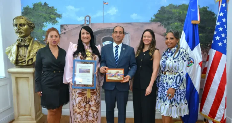 Giannina Azar recibe distinción de Visitante Distinguida en Miami-Dade