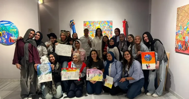 El pintor dominicano José Morillo durante su exposición de arte naif en la Ópera de El Cairo, abril 2026
