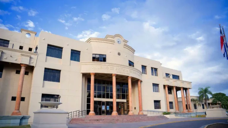 Disparan en la cara al dueño de un pica pollo y caen con 12 años Palacio de Justicia de Santiago