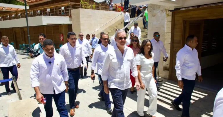 Abinader y Collado inauguran plaza de vendedores renovada en Playa Sosúa, Puerto Plata