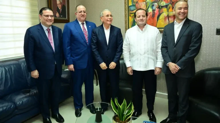 Danilo Medina y José Ignacio Paliza reunidos en sede del PLD por crisis Medio Oriente