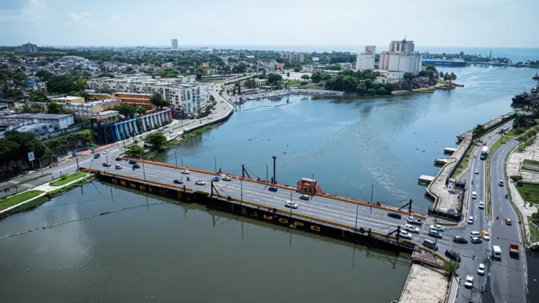 Puente flotante Santo Domingo sobre el río Ozama, cierre sábado 19 de abril 2026