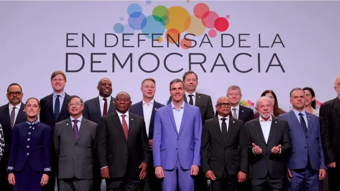 Delegación dominicana en la IV Reunión En Defensa de la Democracia en Barcelona, España, el 18 de abril de 2026