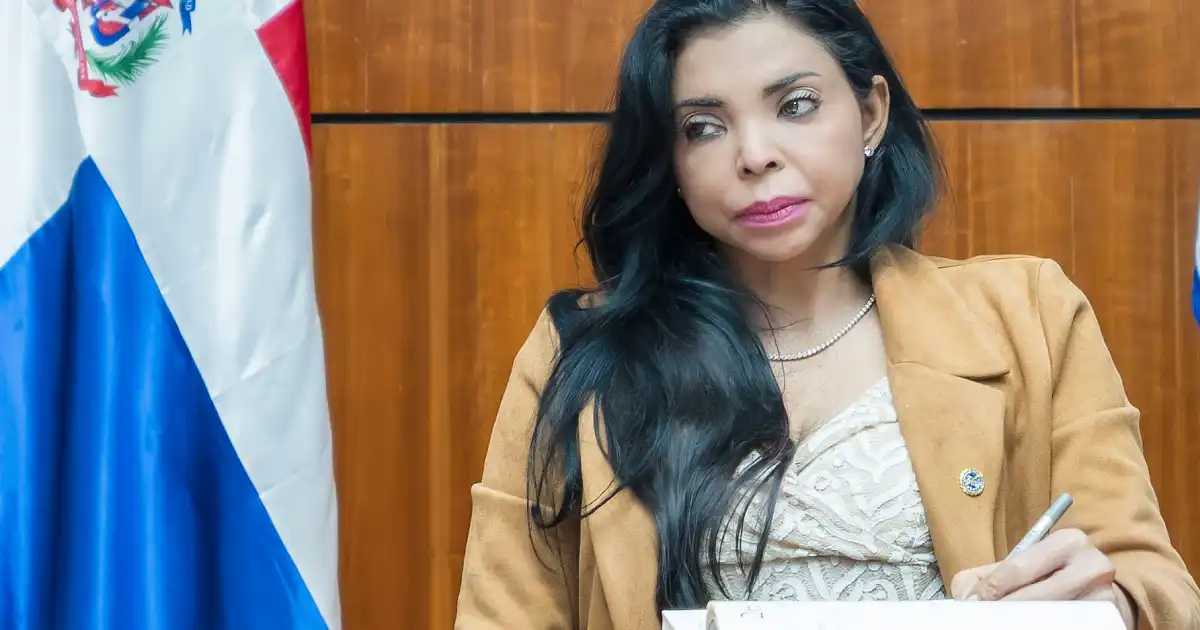 Yeni Berenice ordena cargos de asesinato a turba de motoristas